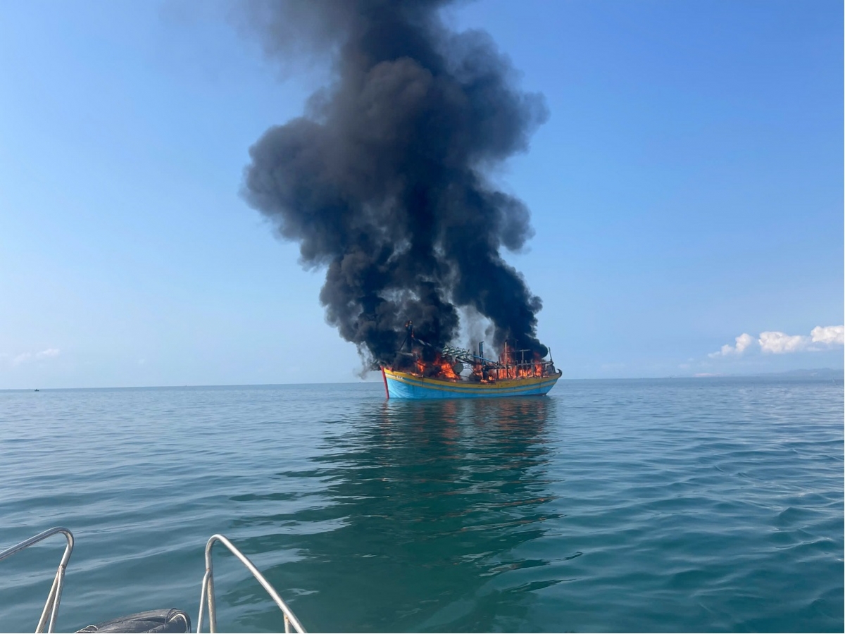 Rò rỉ bình ga lúc nấu ăn làm cháy tàu cá ở Lâm Đồng